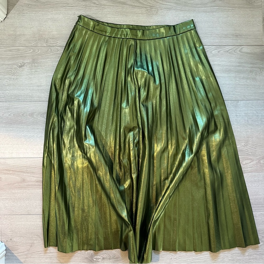 Chic Metallic Green Midi Skirt